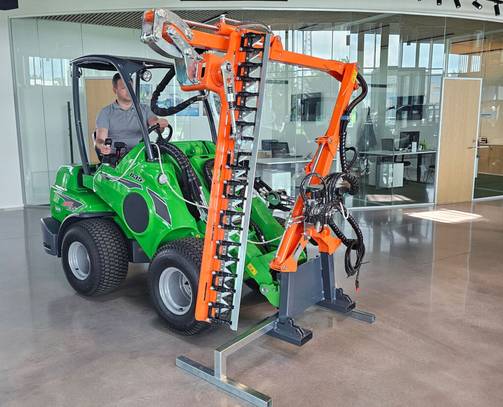 Poomiga-hekilõikur-BRM-150-Avant-laadurile-küljelt